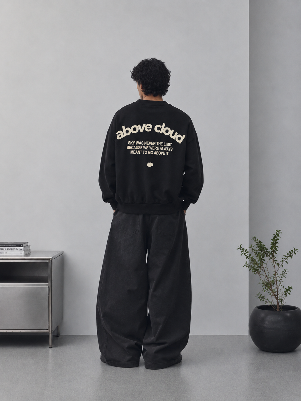 AWAY GO-TO SWEATSHIRT IN BLACK